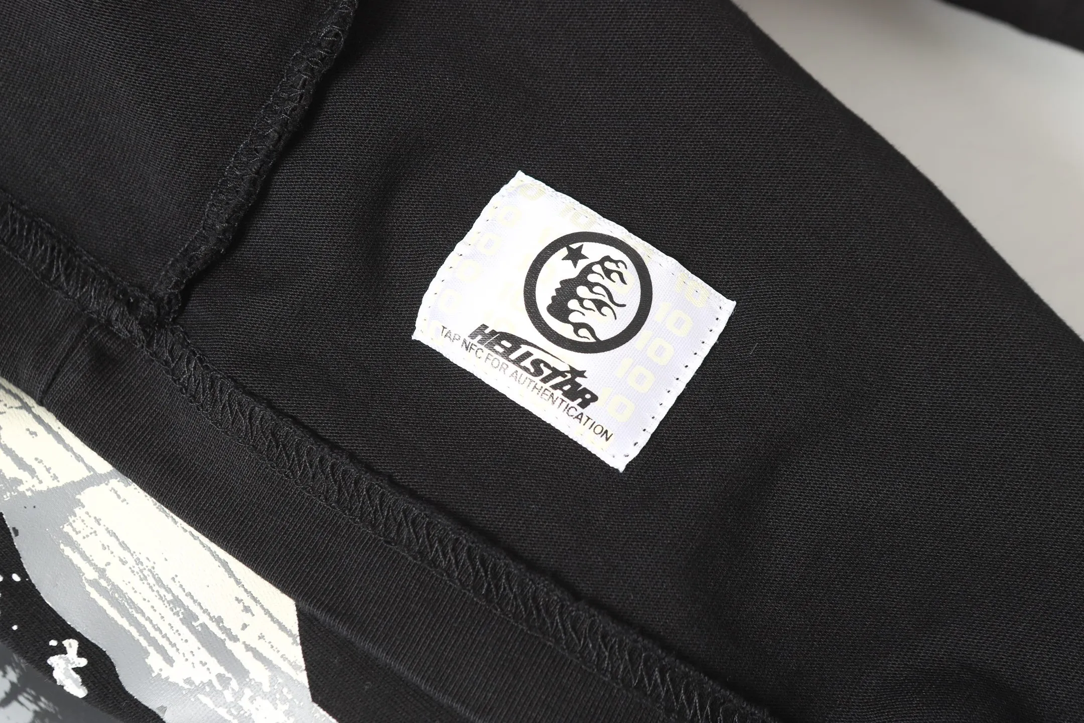 901# Black I P62 Hellstar T （fabric):32 250 Sizes（size）：S-M- L- X L （colour）： Black